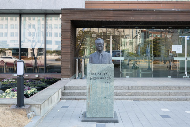 김재철 회장 흉상 1